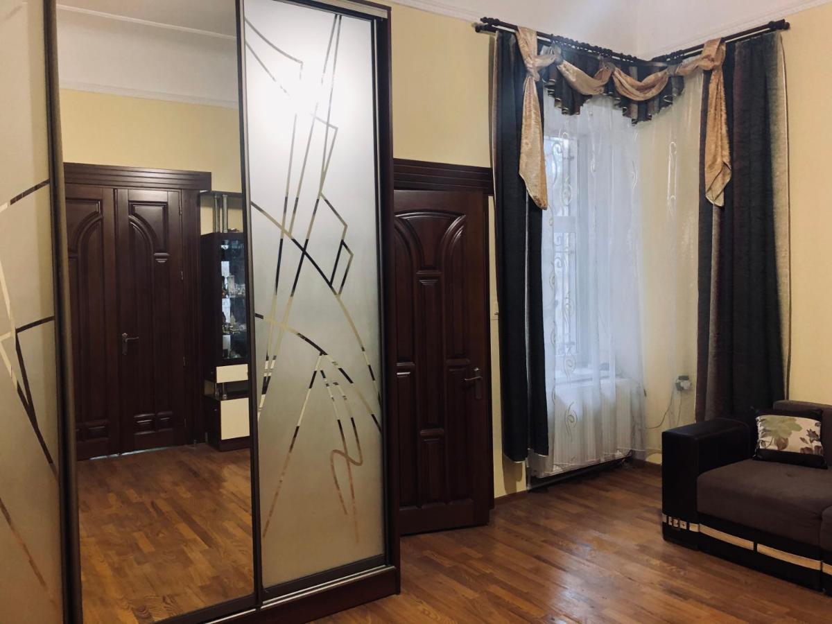 У Богдана Lviv Bagian luar foto